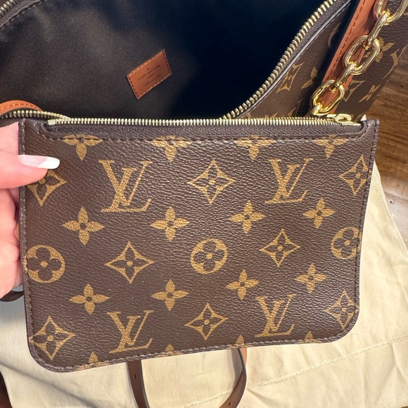 Louis Vuitton Reverse Monogram Loop - Picture 13 of 16